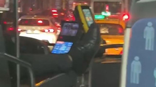 İETT otobüsü şoföründen seyir halindeyken pes dedirten hareket!