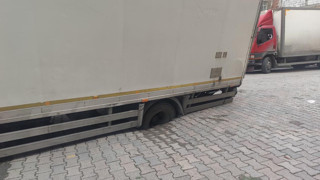 İstanbul'da yol çöktü; kamyon çukura düştü