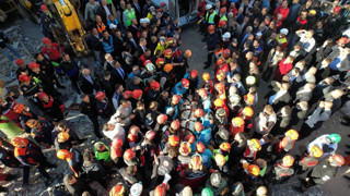 Kocaeli'de 6 katlı bina çöktü; Genç kız enkazdan sağ çıkarıldı