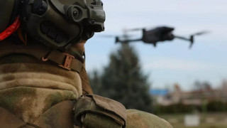 ''Moskova'yı haritadan sileriz'' resti sonrası askeri üs üzerinde tanımlanamayan dronlar görüldü