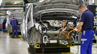 Japon otomotiv devi fabrikasında üretimi durdurdu