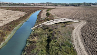 Yıllardır sular altındaydı; bir zamanlar vatandaşların kullandığı köprü kuraklıkla geri döndü!