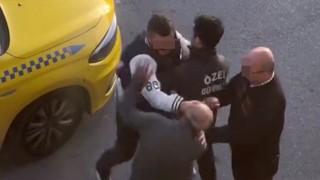İstanbul'da taksicilerin kavgası kamerada: Babası yaşındaki meslektaşını darp etti