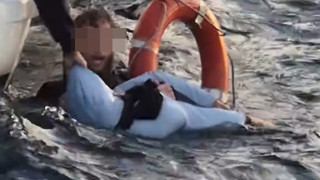 Boğazda denize düşen genç kadını denize atlayıp kurtardı