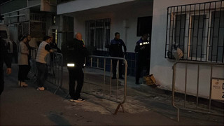 Yan yana 2 binanın kolonları çatladı; vatandaşlar evlerini terk etti