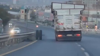 Kamyonun kopan dingiliyle birlikte kamyon ayrı yöne lastikleri ayrı yöne gitti!