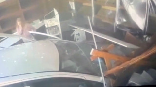 Bir sürücü otomobiliyle fırına dalıp ortalığı savaş yerine çevirdi!