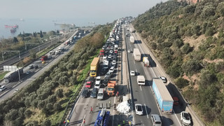 TEM'de korkunç kaza: TIR, karşı yöne geçip, biri yolcu otobüsü 3 araçla çarpıştı!
