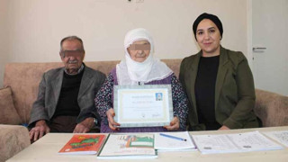 Pandemide uzaktan eğitimde kopya çekip mezun olanlar utansın! 88 yaşındaki Emine nine azmetti ve...