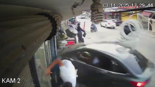 Trafikte kamikaze saldırısı gibi kaza: tüm hızıyla markete daldı; yaralılar var!