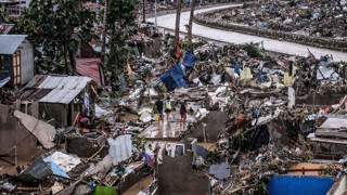 Bir ülke felaketi yaşıyor! Kalmaegi Tayfunu'nda can kaybı yükseldi