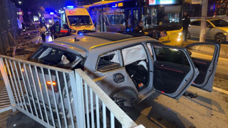İstanbul'da korkunç kaza! Bariyerleri parçalayarak yayalara çarptı