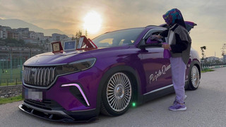 Mor renk düşkünü genç kadın TOGG'u ''çaça TOGG''a çevirip, üzerine plaket aldı!