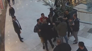 Görüntüler İstanbul'da bir AVM'den! Ünlü futbolcuya silah çektiler