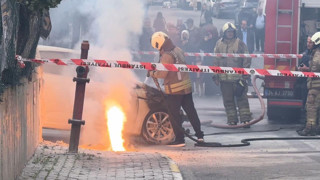 İstanbul'da korku dolu anlar: Yer altı kabloları patladı, bir otomobil alev alev yandı
