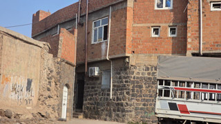 Evde kanlı hesaplaşma! Silahlar çekildi; 1 kişi hayatını kaybetti