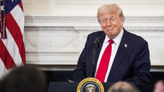 Trump gözlerinin yaşına bakmadı: 80 bin kişinin vizesi iptal edildi!