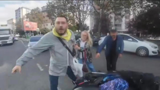 Motosiklet sürücüsüne ''aile boyu'' saldırı kamerada