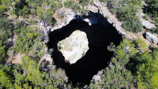 Burdur'dan nefesleri kesen görüntü: Sosyal medya fenomeni 90 metrelik obruğun zeminine indi