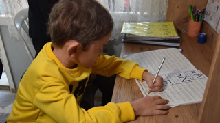 Kemoterapi gördüğü için okula gidemeyen minik Ahmet okuma yazmayı böyle öğreniyor