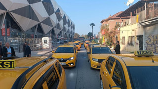 Binlerce taksi şoförü konvoy oluşturup kontak kapattı; şehir trafiğe sarıya büründü