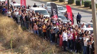 Yollara taşan indirim kuyruğu kamerada: Saatlerce beklediler...