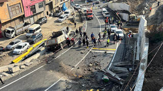 Belediyeye ait kamyonet, önce 3 araca çarptı, ardından da 20 metre yükseklikten yola uçtu!