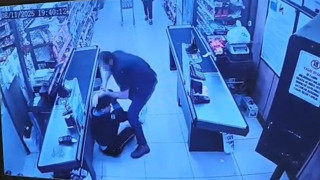 Öfkeli babadan market çalışanına feci dayak! O anlar kamerada