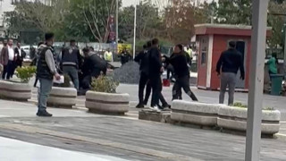 Adliye bahçesi karıştı! Duruşma sonrası yumruklar konuştu