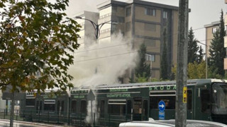 Seyir halindeki tramvaya yıldırım düştü