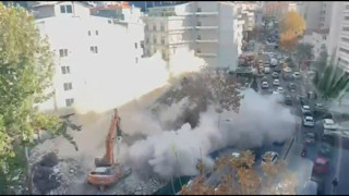 Ankara’da yıkım sırasında kepçenin dokunmasıyla yerle bir olan apartmanın çökme anı kamerada