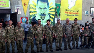 Silah bırakma şovu yapan teröristler bebek katilinin posteri altında yeniden silah kuşandı