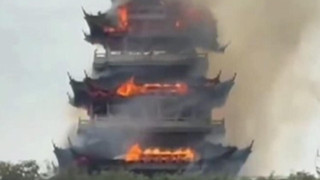 1500 yıllık tarihi tapınak alev alev yandı