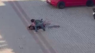 Annesiyle ilişkisi olan adamı sokak ortasında vahşice öldürdü