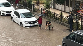 Üç kenti sağanak vurdu; cadde ve sokaklar göle döndü