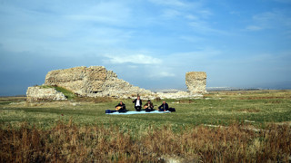 Daha önce yüzüyorlardı, şimdi ise aynı noktada oturup saz çalıp türkü söylüyorlar!