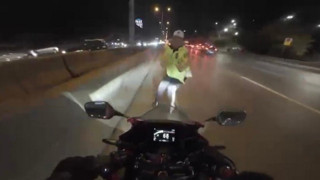 İstanbul'da bir motosikletli yol magandası, kendisini durdurmak isteyen polise çarpıp yaraladı!