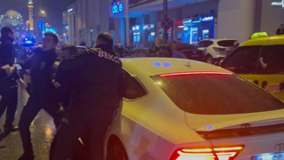 Gece kulübünde çıkan kavga sokağa taştı, linçten polis kurtardı!