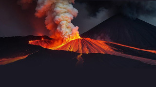 Yanardağdaki patlamada küller binlerce metre havaya yükseldi!