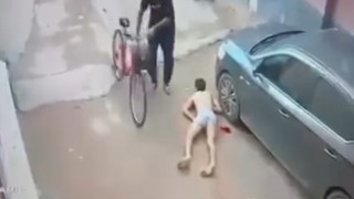 Sokak ortasında yarı çıplak ''kız arkadaşımla birlikte olmuş'' cinayeti kamerada!