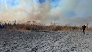 Bu yıl tamamen kuruyan gölde yangın çıktı: Alevler 2 gündür ortalığı cehenneme çevirdi!
