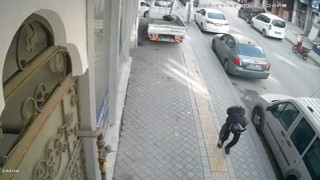 Yere düşen cüzdanı çalıp gitmişti...  Sosyal medyada görünce iade etti