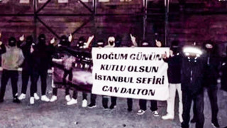 Daltonlar çetesi üyeleri ellerinde silahlarla sokağa indi