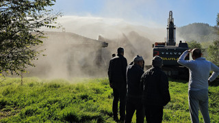 Yarım asırlık çift deprem fırtınası sonrasında evlerinin yıkılışını gözyaşlarıyla izledi