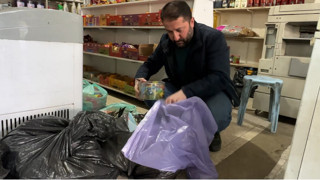 Ekmek teknesini kapatan 30 yıllık esnafın yaptığı herkesi ağlattı