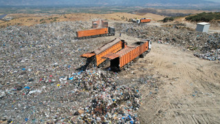 Ege'nin incisinde karasinek istilası: Çöp krizi İzmir'de yaşamı alt üst etti!
