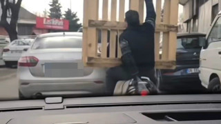 Trafikte akıl almaz nakliye kamerada: Gören dönüp dönüp baktı!