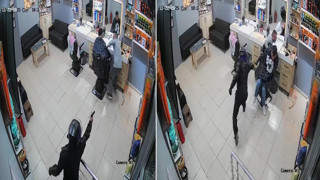 Silahlı saldırıya uğrayan berber, müşterinin arkasına saklandı