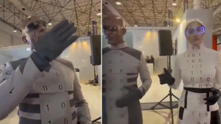 Teknoloji fuarında fıkra gibi olay: İnsansı robotlar insan çıktı!