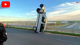 Akılalmaz kazada araç dik vaziyette kaldı! Gören gözlerine inanamadı!